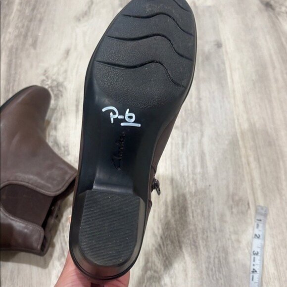 Clarks Brown Ankle Boots size 9.5 like new - Picture 5 of 8